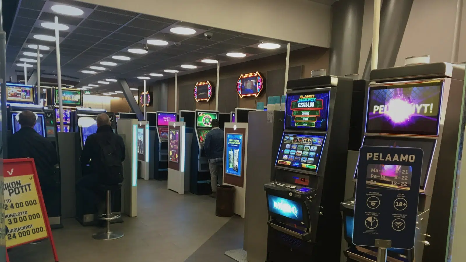 Slot machines used as an editorial image for Canada iGaming growth and regulated online casino performance