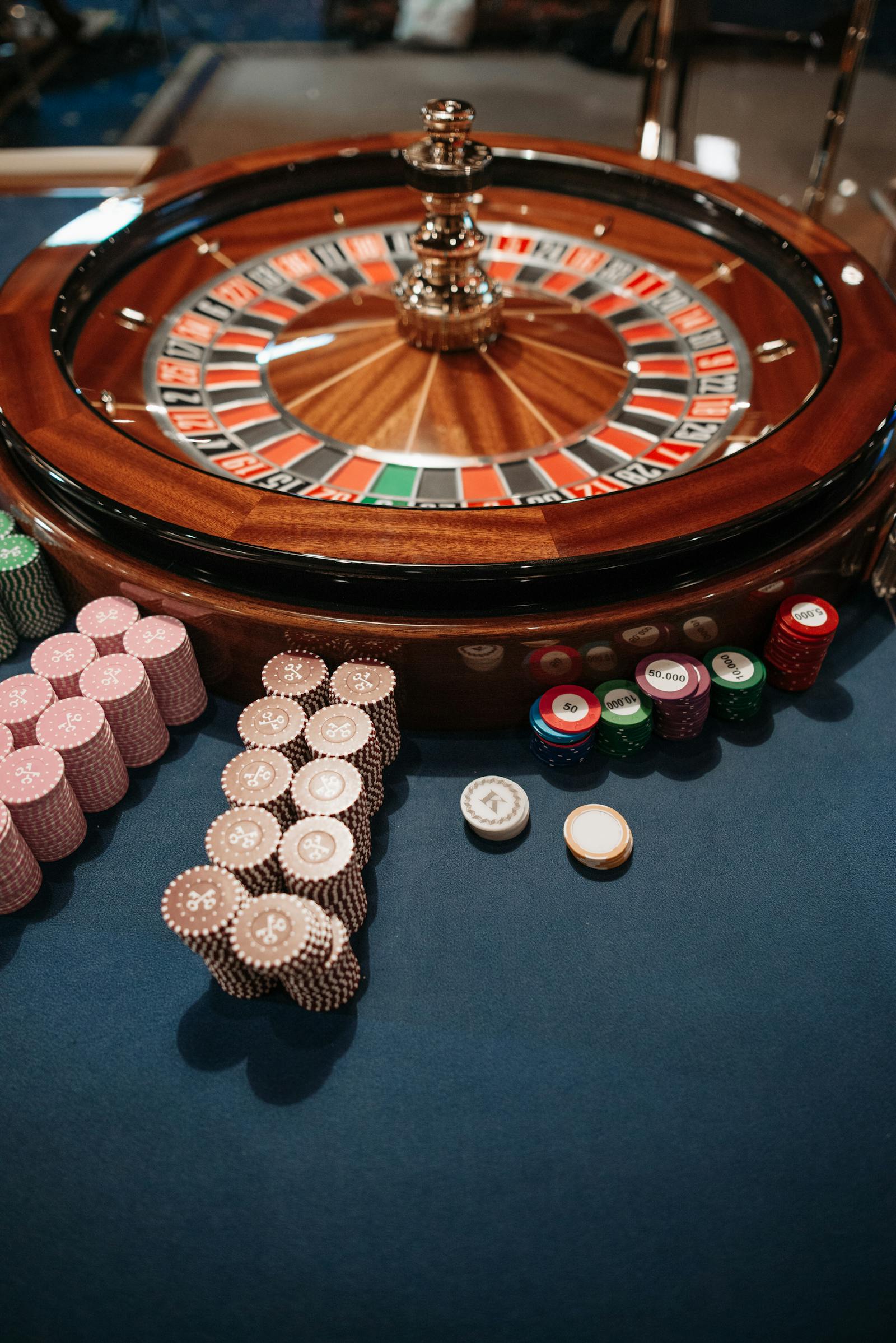 Roulette wheel and casino chips for Alberta iGaming market coverage