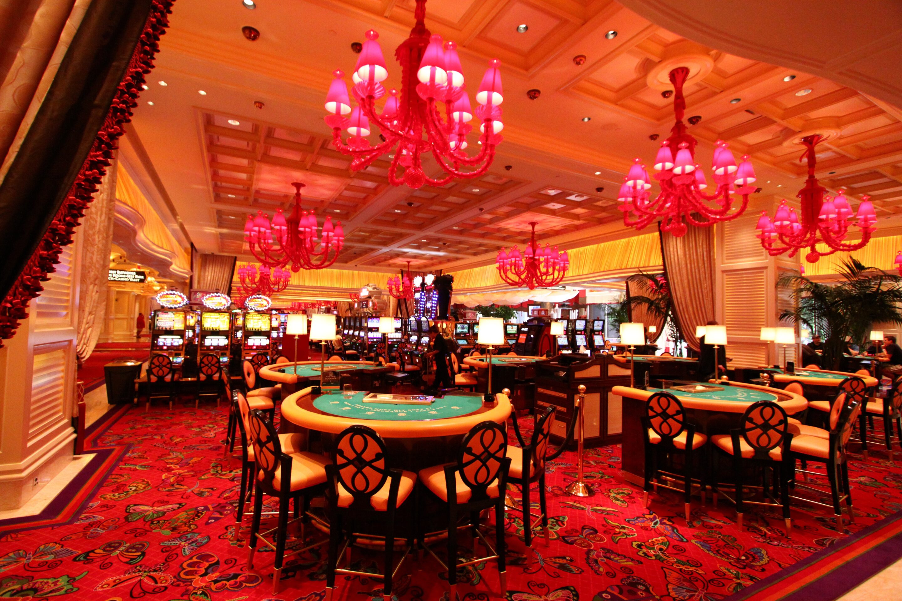 Casino chips and roulette wheel representing bankroll control during fast casino sessions