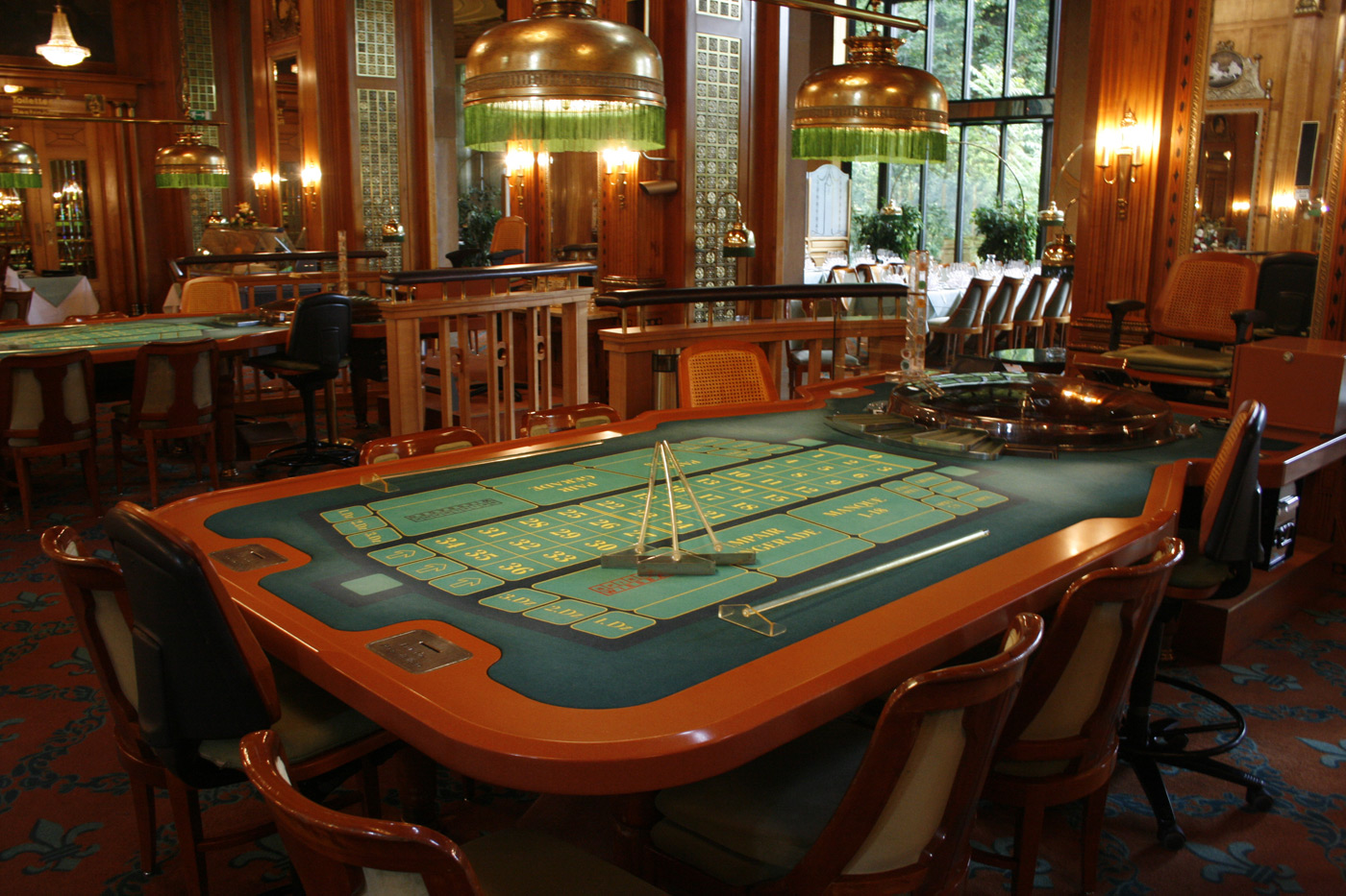 Roulette table representing regulated crypto gambling cashier controls