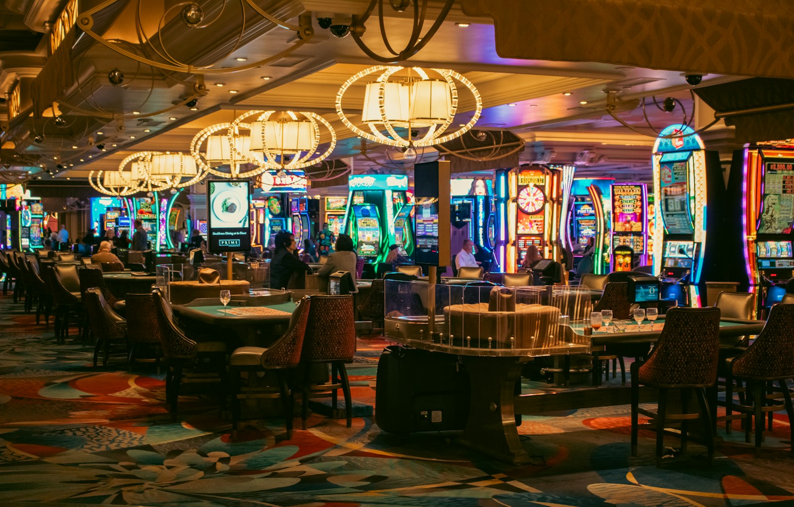Roulette wheel representing live casino latency and stream delay