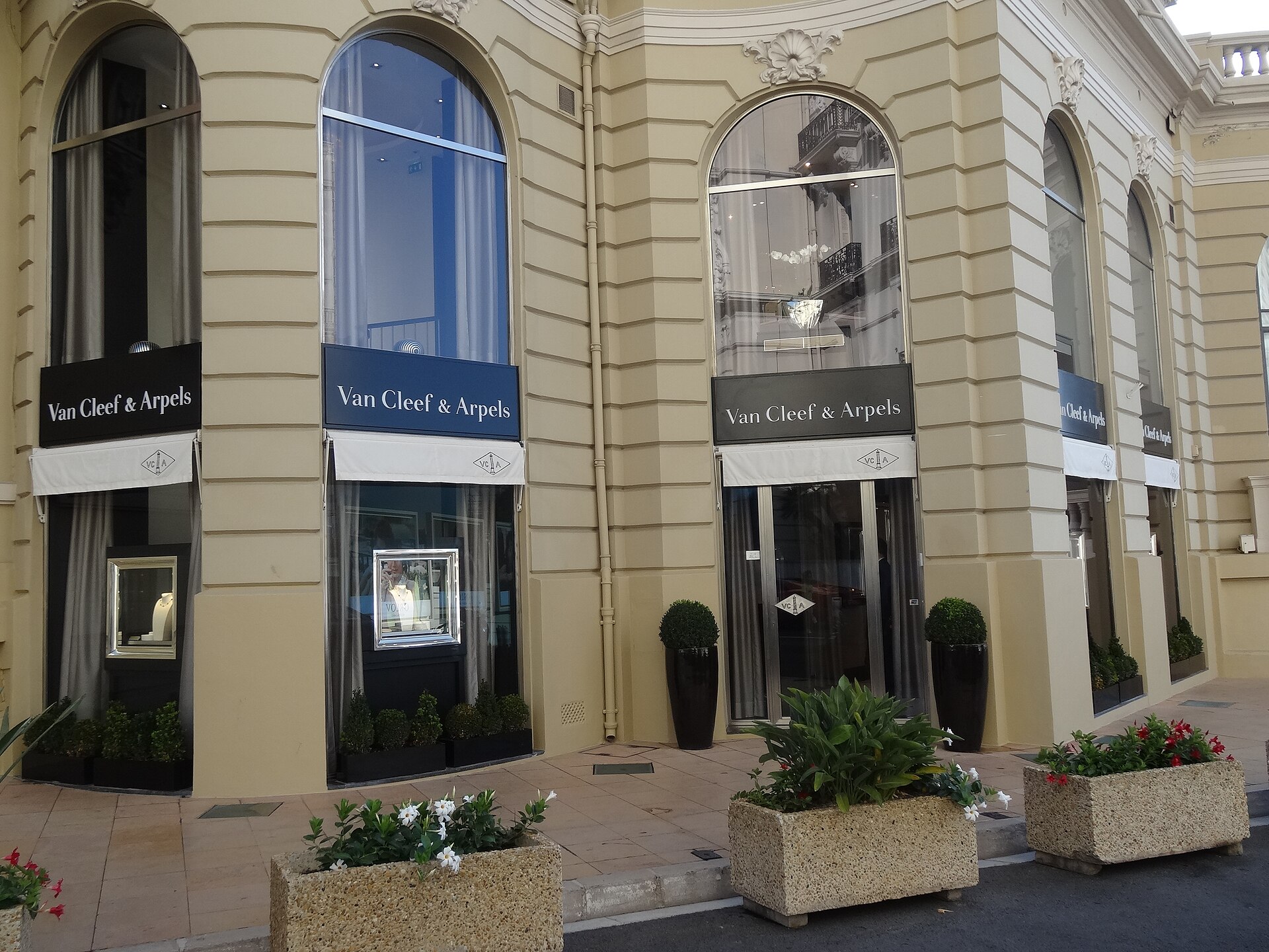 Casino exterior representing Bangladesh online gambling law and illegal betting risk