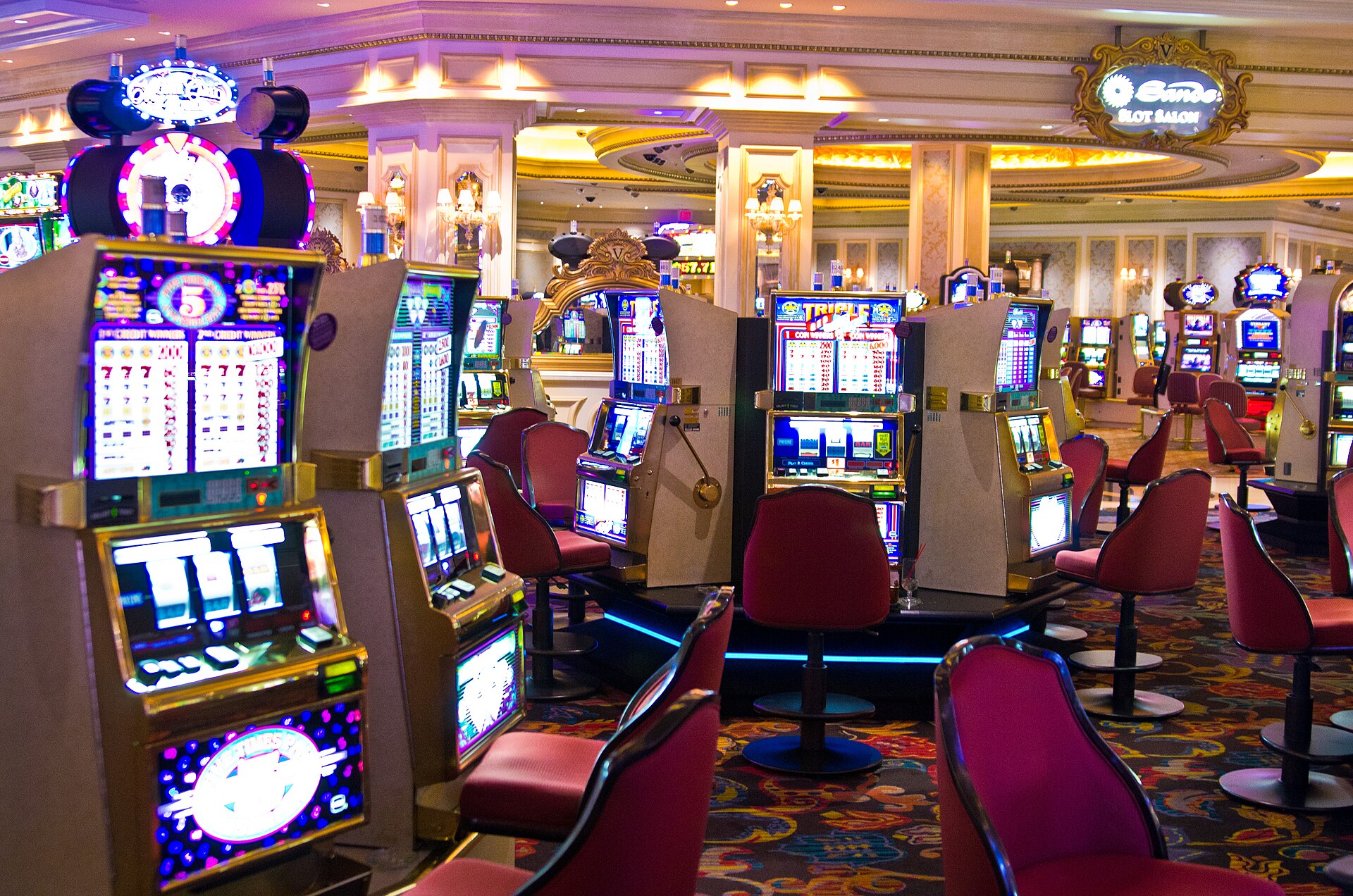 Casino slot machines representing dual-currency sweepstakes casinos