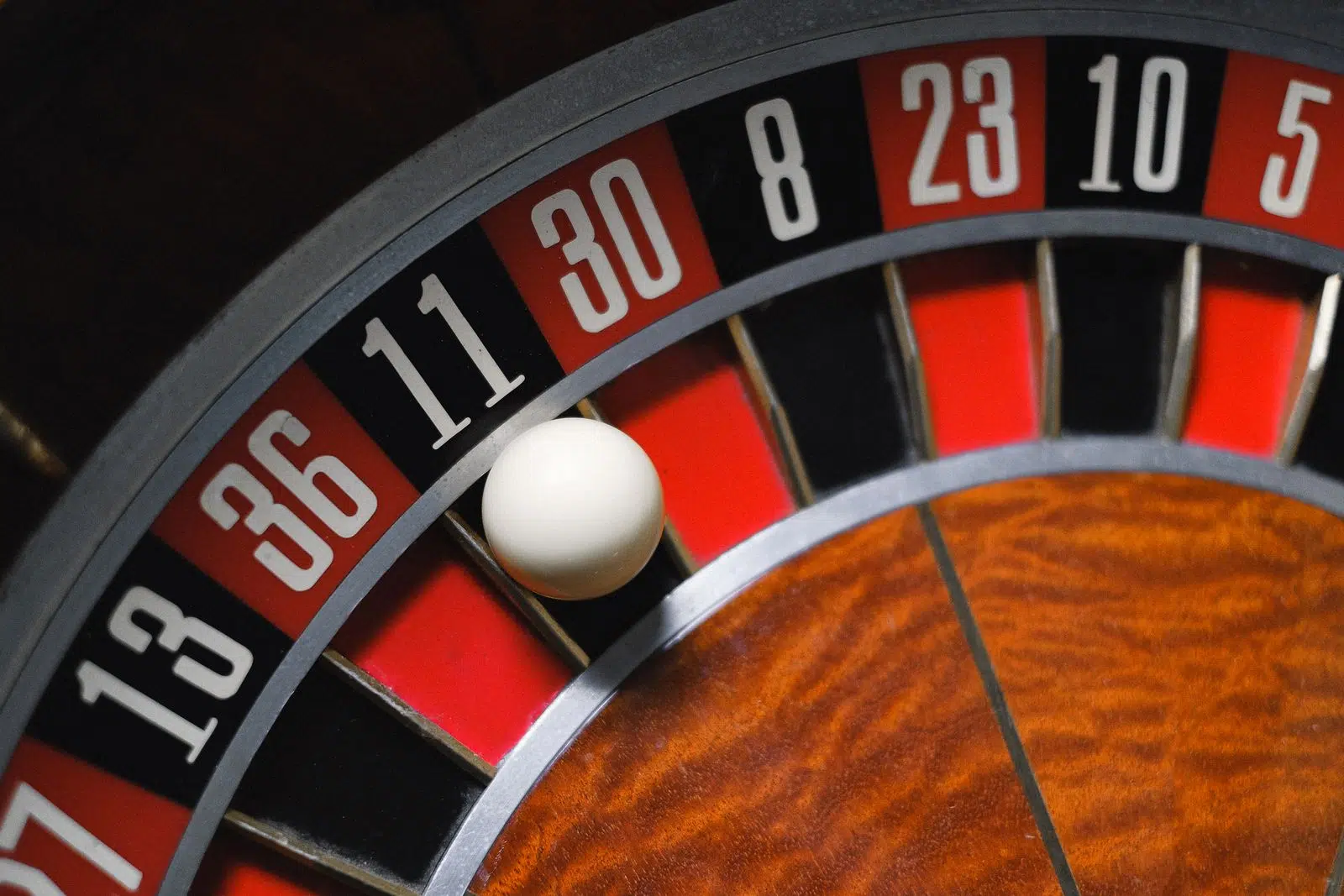 Roulette ball representing a Brazilian .bet.br site check before depositing